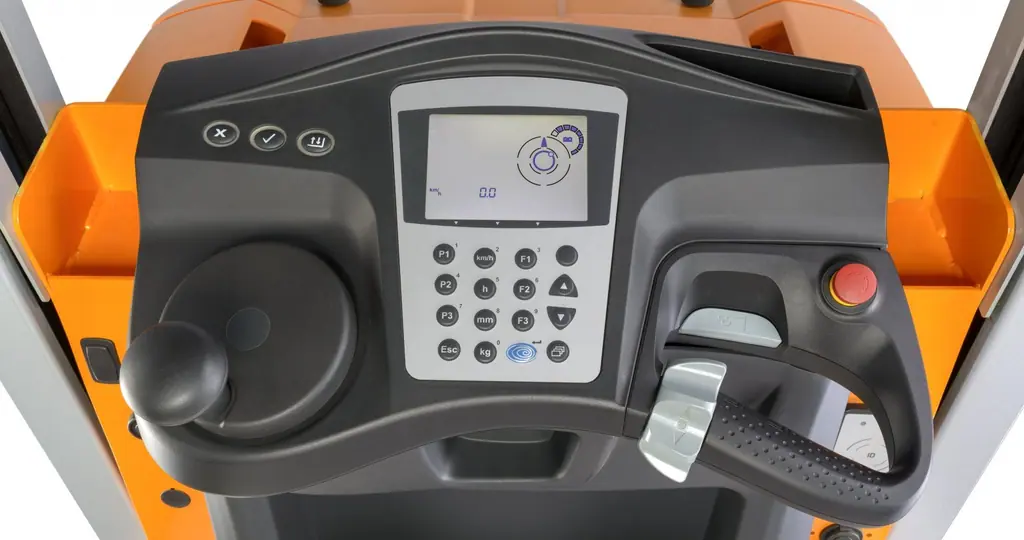 EK-X kumanda paneli: tuş takımlı LC ekran, direksiyon topuzu, kumanda kolu ve acil stop butonu (detay)