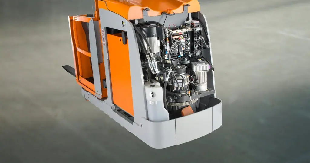 EK-X şasisinde kapağı açık servis bölmesi: tahrik motoru, hidrolik ve elektronik bileşenler (detay)