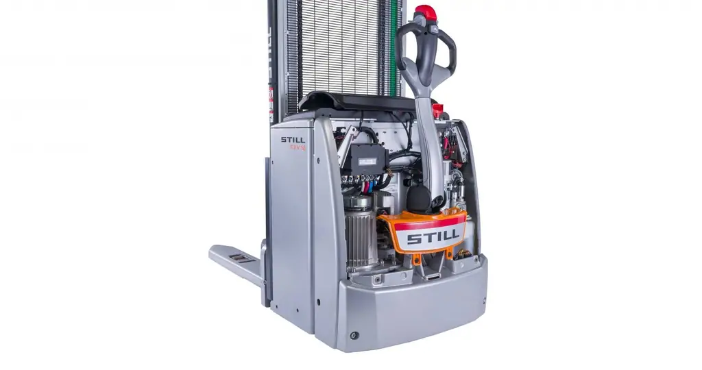Kaputu çıkarılmış STILL EXV 16: motor, elektronik kontrol ünitesi ve hidrolik bileşenlere servis erişimi