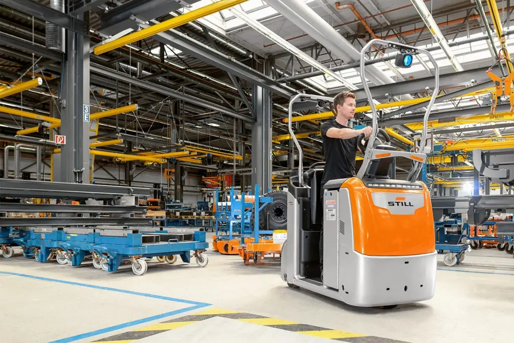 STILL LTX 50 üretim holünde çeki treni arabası çekerken