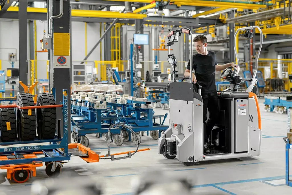 STILL LTX 50 ile üretim alanında çeki treni arabalarının taşınması