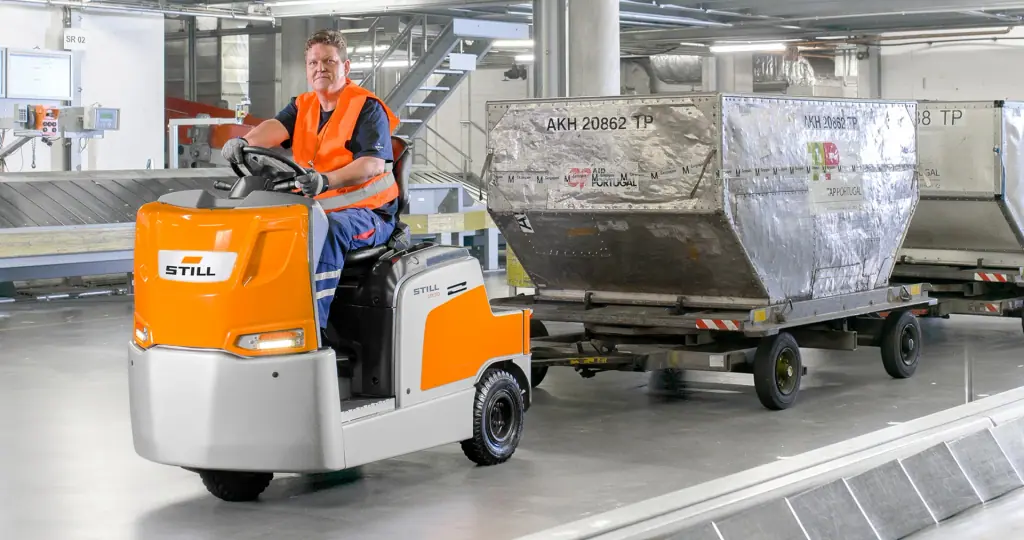 STILL LTX 70 havalimanında kargo konteyner arabasını çekerken