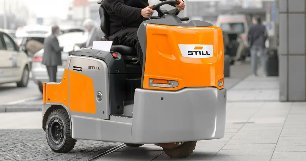 STILL LTX 70 dış mekânda, araçların ve yayaların bulunduğu bir kaldırımda