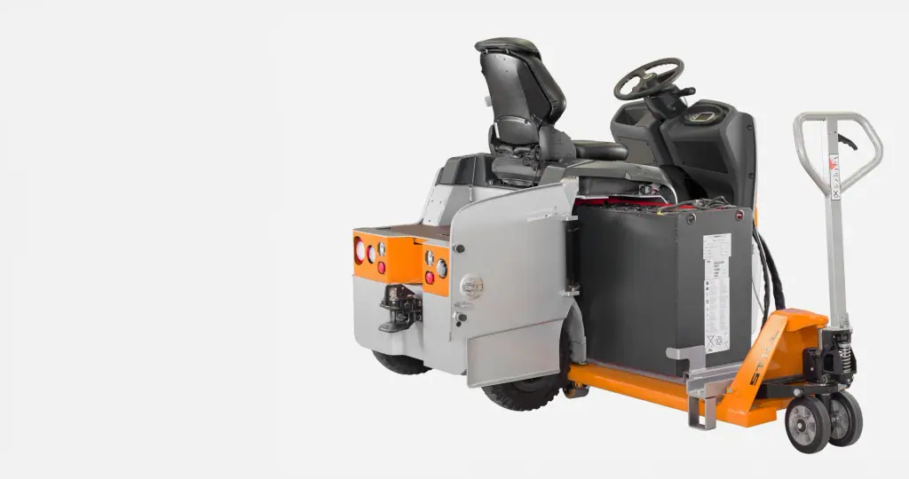 LTX 70'te yandan akü değişimi: akü transpaletle çıkarılıyor