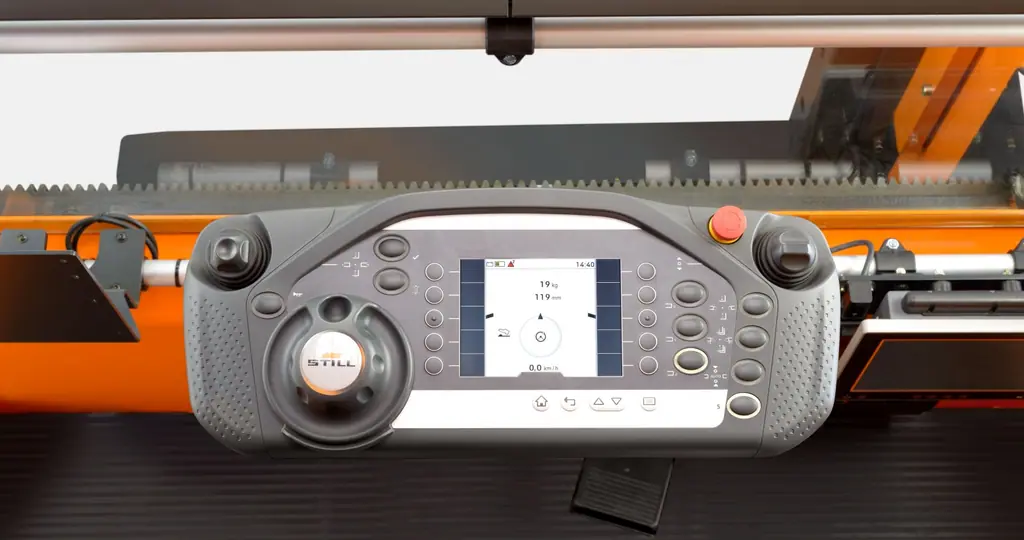 MX-X kontrol paneli yakın çekim: direksiyon topuzu, fonksiyon tuşları ve renkli ekran