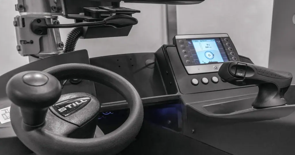 NXV operatör yeri: direksiyon, Joystick 4Plus ve STILL Easy Control renkli ekranı