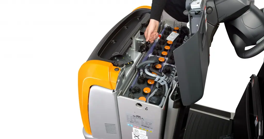 OPX-L 16'da açık akü bölmesi ve akü bağlantısı
