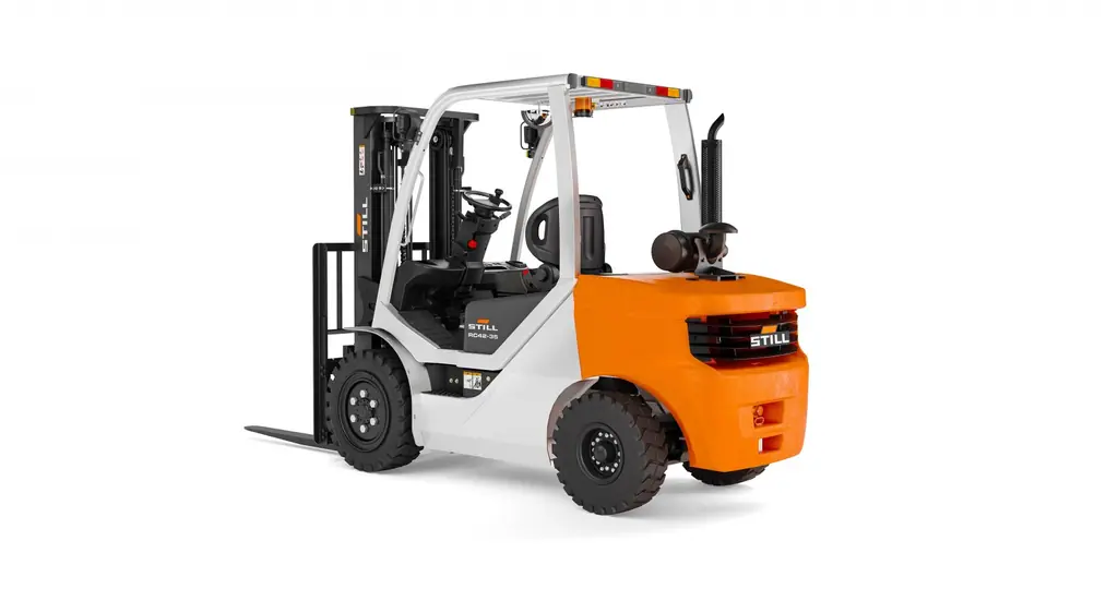 STILL RC 42-35 dizel forklift, beyaz fonda arka çapraz görünüm (RC 42-30 ile aynı 1.700 mm dingil mesafeli şasi grubu)