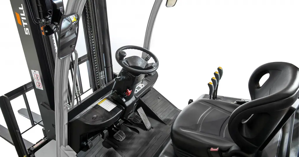 STILL RC 42 operatör yeri: direksiyon, pedallar, hidrolik kumanda kolları ve sürücü koltuğu