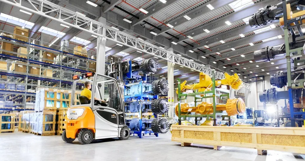 Dört tekerlekli STILL RX 20 akülü forklift makine parçaları deposunda çalışırken (görseldeki araç RX 20-18)
