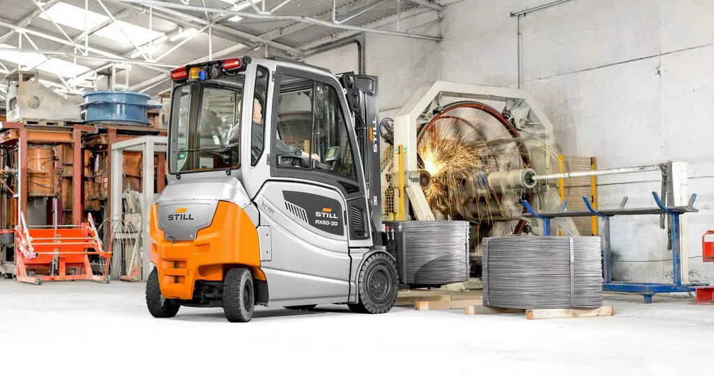 STILL RX 60-30 akülü forklift, tel üretim tesisinde tel bobinleriyle çalışırken