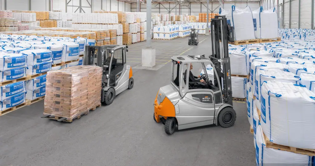 STILL RX 60-35/50 serisi akülü forkliftler, big-bag ve streçli paletlerin bulunduğu depoda çalışırken