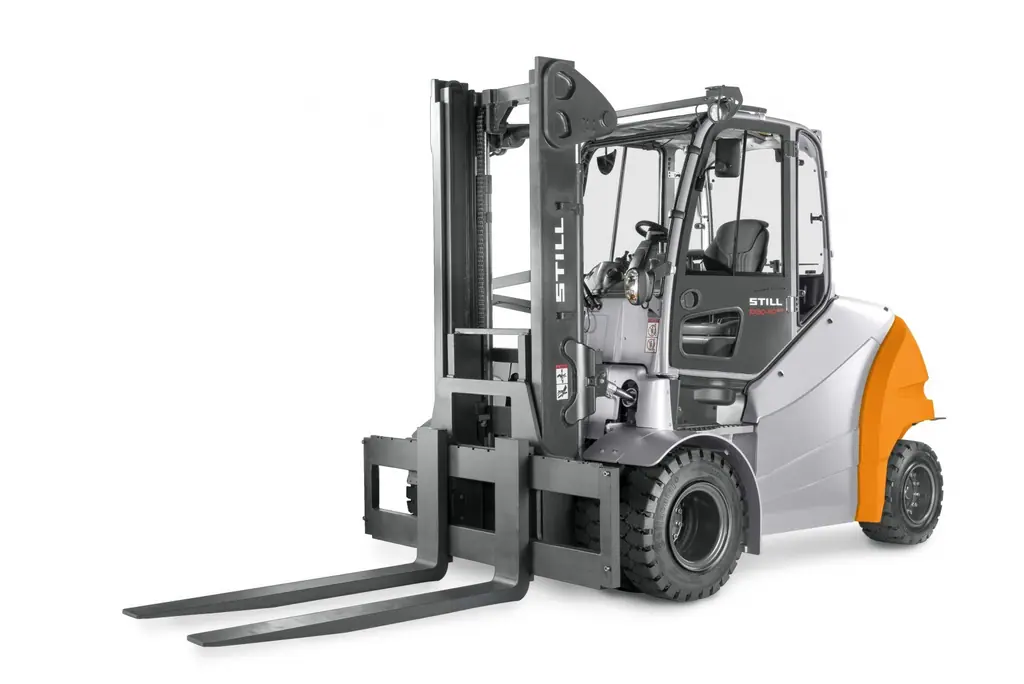 STILL RX 60-80/900 akülü forklift, beyaz fonda ön çapraz stüdyo görünümü; tam kabin, uzun çatallar ve geniş çatal taşıyıcı (kapı etiketi RX60-80/900)