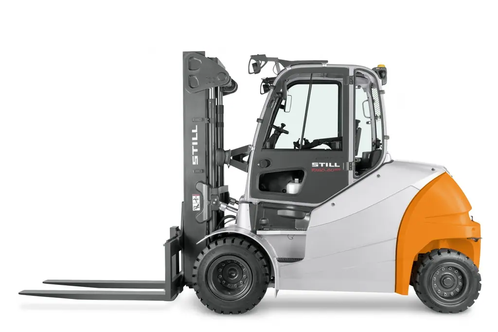STILL RX 60-80/900 akülü forkliftin beyaz fonda yandan stüdyo görünümü, tam kabinli (kapı etiketi RX60-80/900)