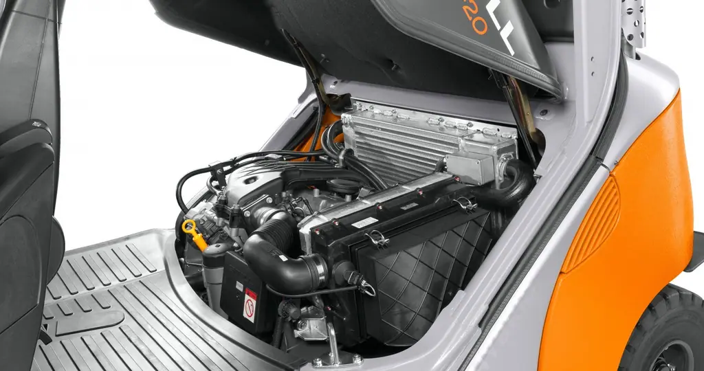 STILL RX 70-16/20 serisinde kaputu açık motor bölmesi ve servis erişimi (kaputtaki model yazısı RX70-20)