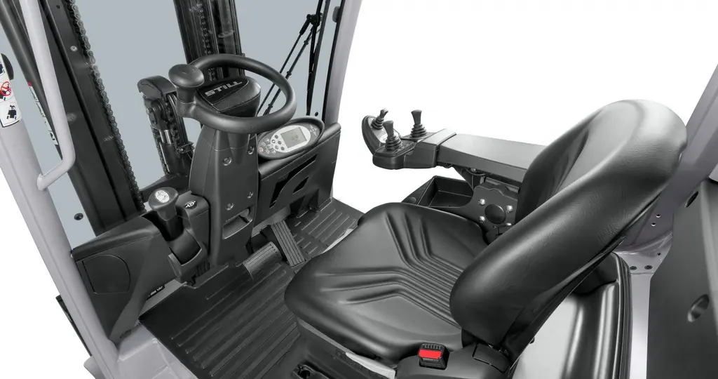 STILL RX 70-16/20 sürücü bölmesi: direksiyon, sürücü ekranı, mini-lever kumanda ve sürücü koltuğu