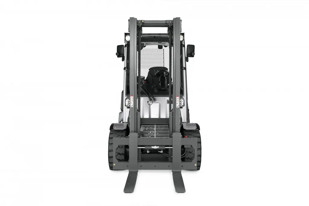 STILL RX 70 4,0–5,0 t serisi forklift, önden stüdyo görünümü: asansör, çatallar ve kabin (temsili seri görseli)