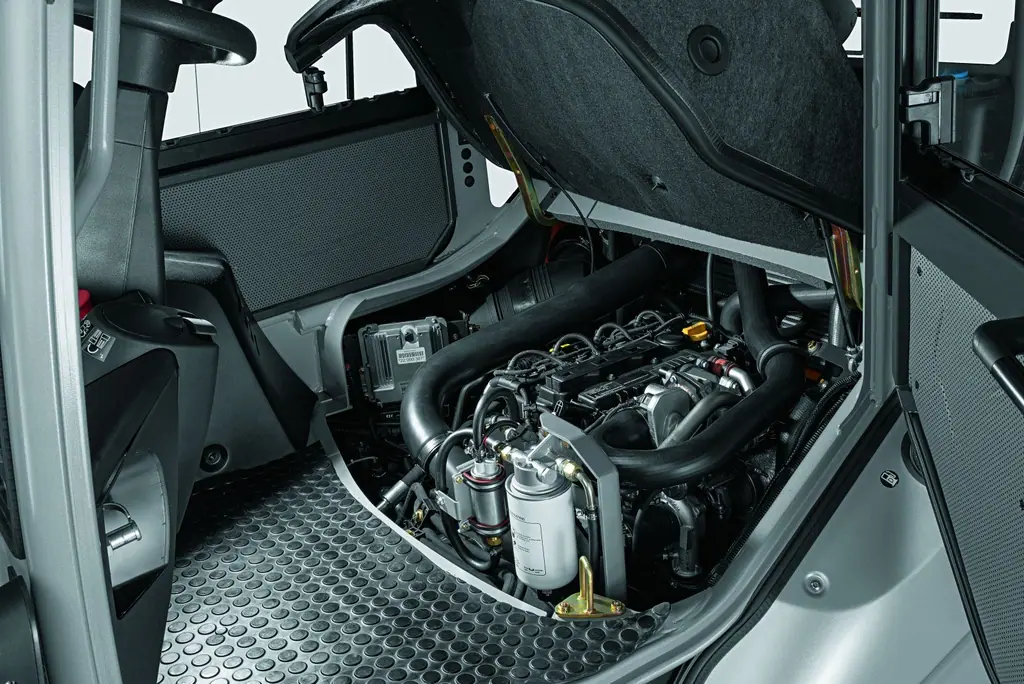 STILL RX 70 4,0–5,0 t serisi motor bölmesi, motor kapağı açıkken servis erişimi