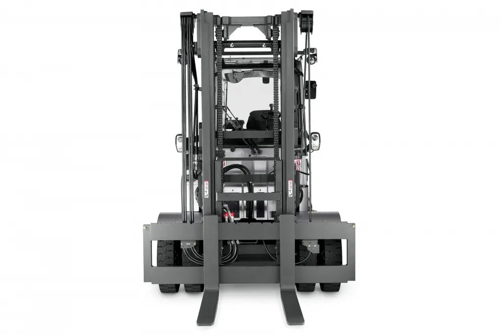 STILL RX 70 6,0–8,0 t dizel forklift önden görünüm: çatallar, asansör ve çift ön lastikler, beyaz fon