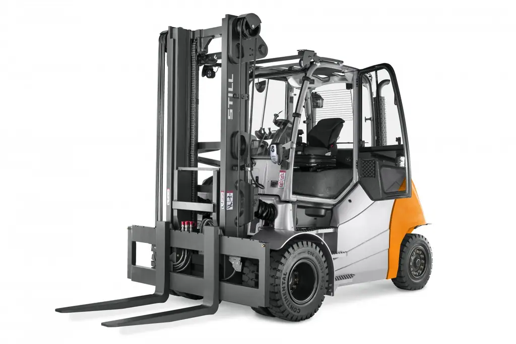 STILL RX 70 6,0–8,0 t dizel forklift ön çapraz görünüm, kabin kapısı açık, beyaz fon