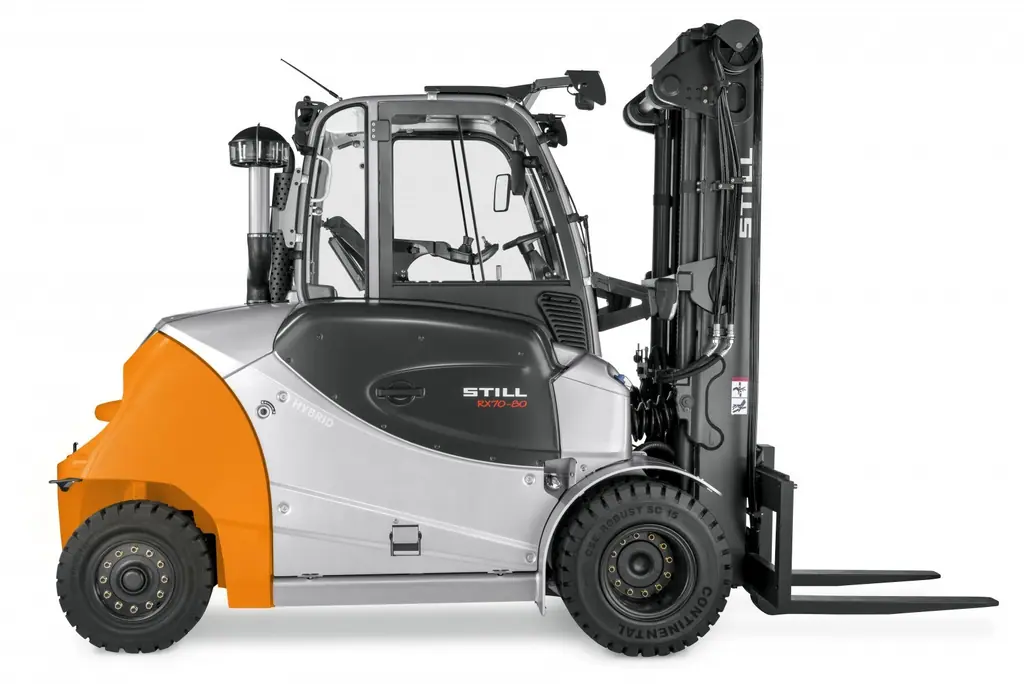 STILL RX 70-80 dizel forklift yandan görünüm, kapıda RX70-80 yazısı, beyaz fon