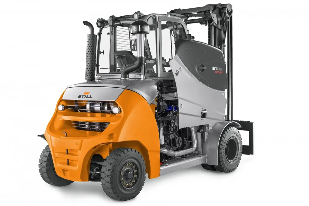STILL RX 70-80 dizel forklift, motor yan kapağı açık, arka çapraz görünüm, beyaz fon