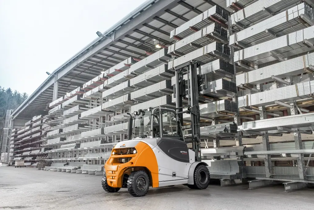 STILL RX 70-80 dizel forklift konsol raflarda çelik profil stoklanan açık saha deposunda