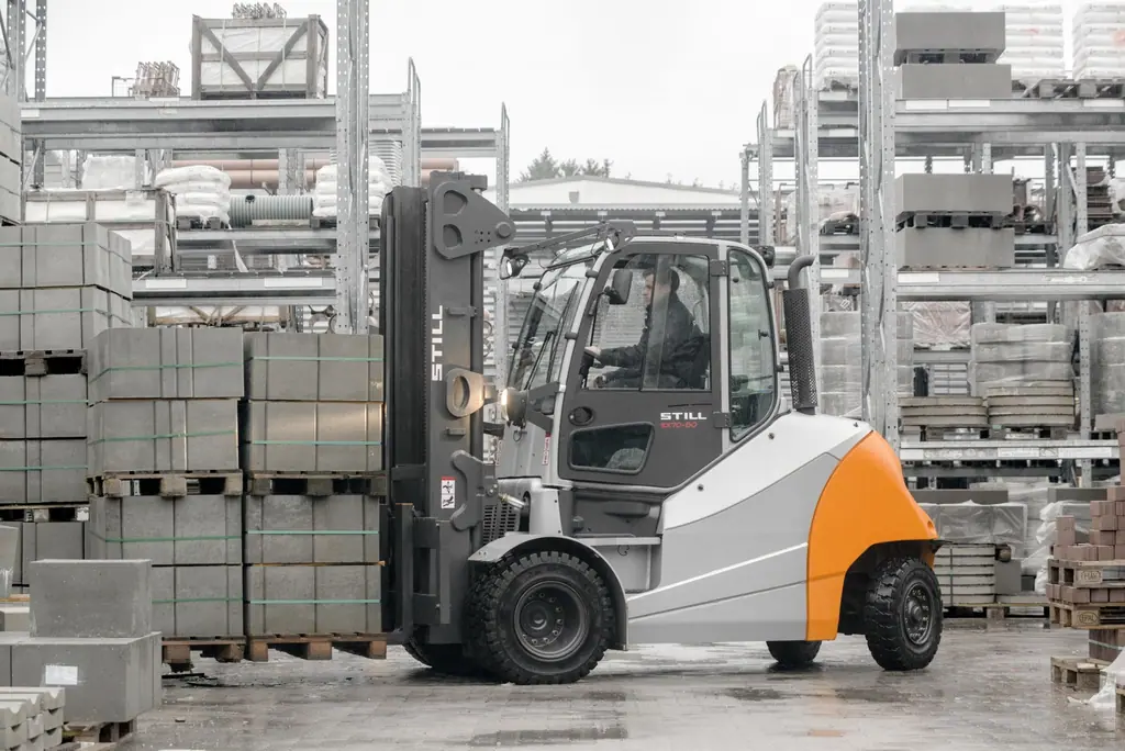 STILL RX 70-80 dizel forklift yapı malzemesi sahasında beton blok paletleri arasında