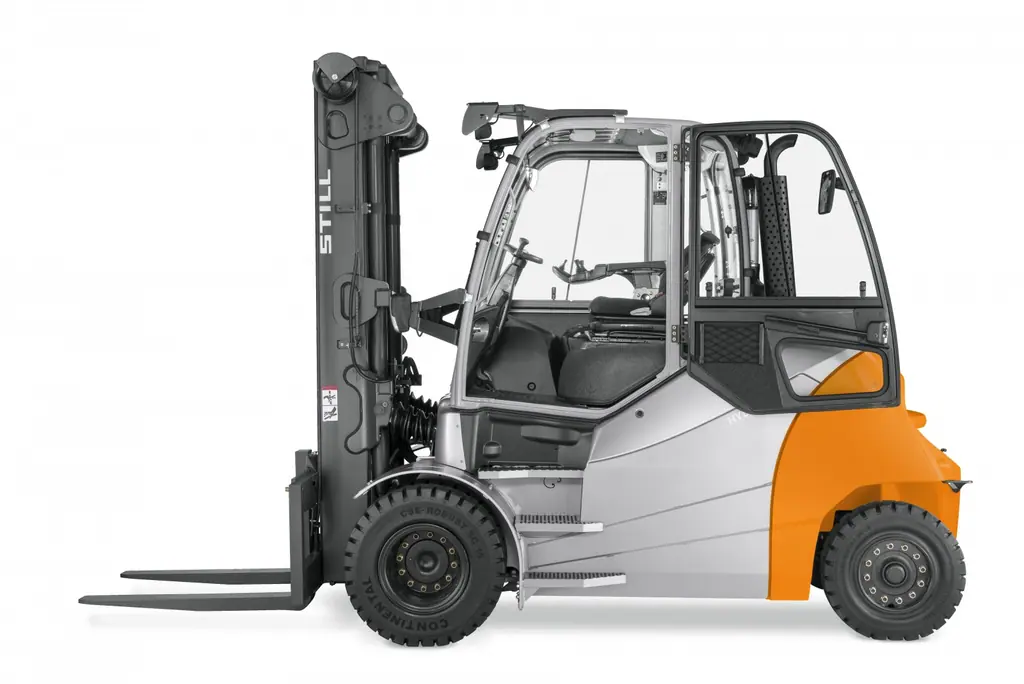 STILL RX 70 6,0–8,0 t dizel forklift yandan görünüm, kabin kapısı açık, beyaz fon