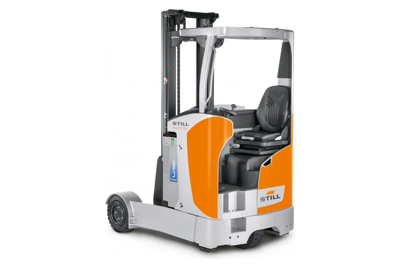 STILL FM-X SE serisi reach truck (gövde etiketi FM-X 17 SE), şeffaf arka planda ön çapraz stüdyo görünümü
