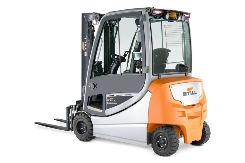 Dört tekerlekli, kapılı tam kabinli STILL RX 20-20 akülü forklift; beyaz fonda arka çapraz stüdyo görünümü (STILL dosya adına göre görseldeki araç RX 20-20PL)