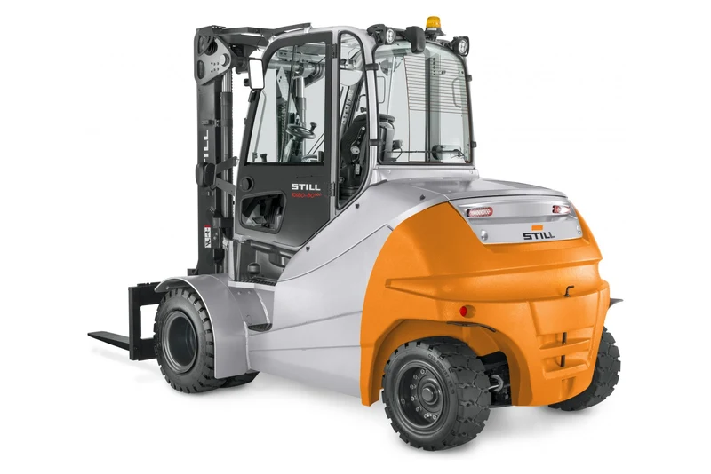 STILL RX 60-80 serisi akülü forkliftin şeffaf arka planlı stüdyo görseli; arka çapraz açı, tam kabinli. Kapı etiketindeki üst simge aracın RX 60-80/900 versiyonu olduğunu gösteriyor. STILL'in resmi RX 60-80 tanıtım görseliyle aynı çekim.