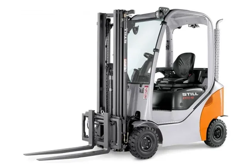 STILL RX 70-16 forklift, beyaz fonda önden çapraz stüdyo görünümü (LPG tüpü olmayan, dikey egzozlu versiyon)