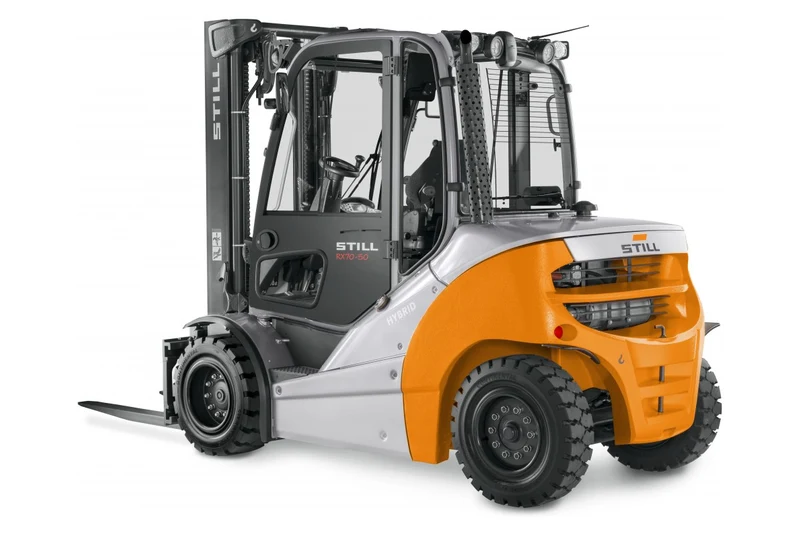 Kabinli STILL RX 70-20 forklift, konserve ve gıda ürünlerinin bulunduğu raflı depoda