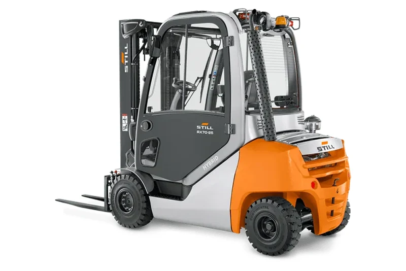 Şeffaf arka planlı, kabinli STILL RX 70-20/35 serisi dizel forklift; sol arka çapraz stüdyo görünümü (STILL'in seri için kullandığı ortak ürün görseli)