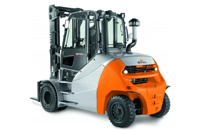 STILL RX 70 6,0–8,0 t serisinin resmi stüdyo görseli: kabinli dizel forklift, arka çapraz görünüm, şeffaf arka plan