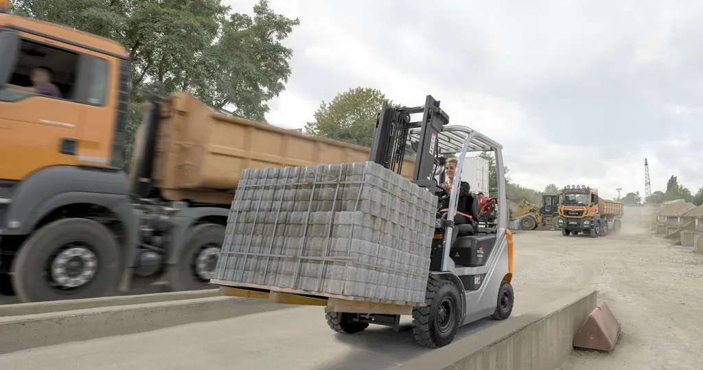 Tork konvertörlü STILL dizel forklift rampada yükleme yapıyor (görseldeki araç güncel RCD/RCG serisidir, RC 42 değildir)