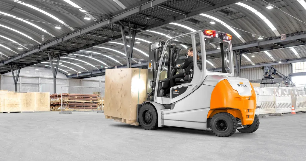 RX 60 kapalı depoda sandık taşıyor