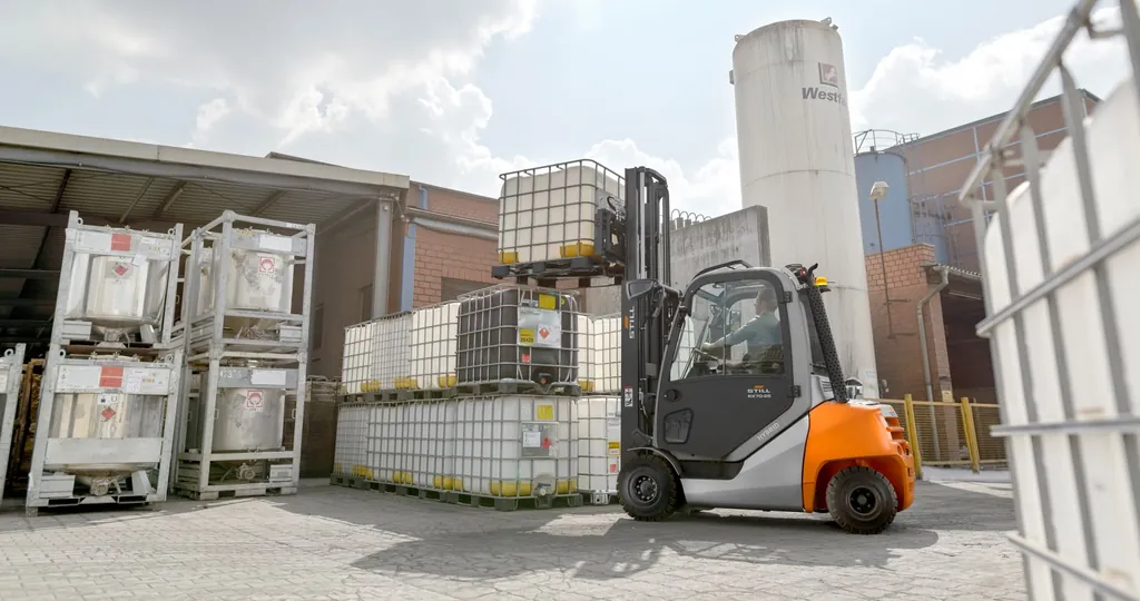 RX 70 açık alanda IBC tank elleçliyor