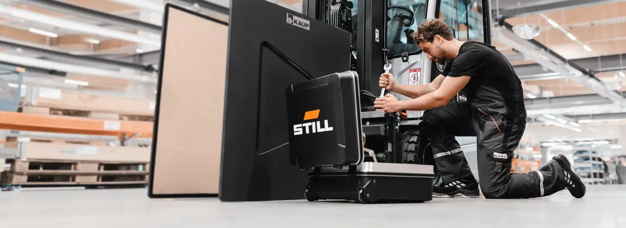 Forklifte ataşman takan STILL servis teknisyeni